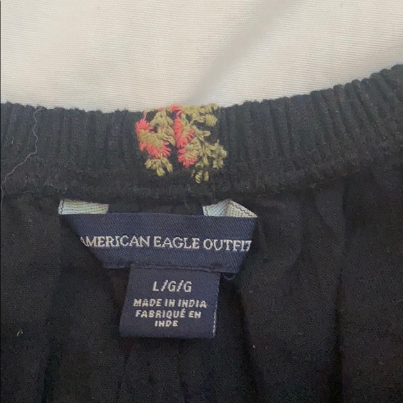 Embroidered Floral Crop Top - Picture 3 of 5